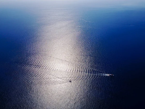 Pequeñas embarcaciones navegando en el mar — Foto de Stock