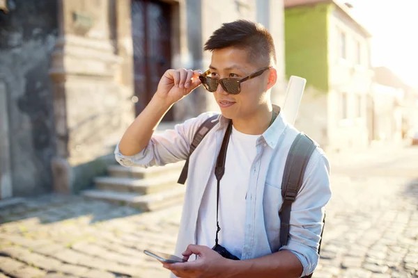 Junger Mann läuft mit Smartphone in der Hand — Stockfoto