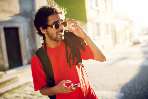 Молодий чоловік досягає сонцезахисних окулярів — стокове фото