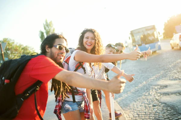 Gruppo di persone Autostop — Foto Stock