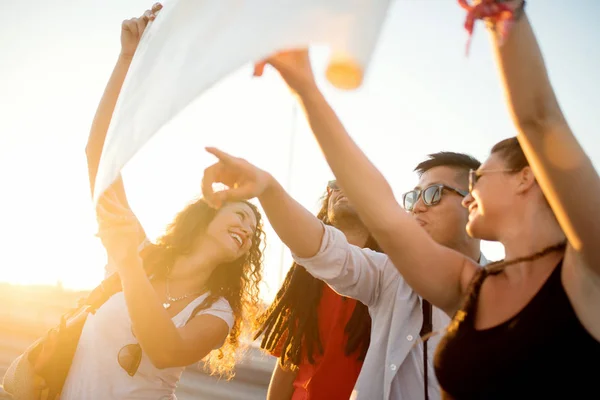 Gruppe von Freunden schaut sich die Karte an — Stockfoto