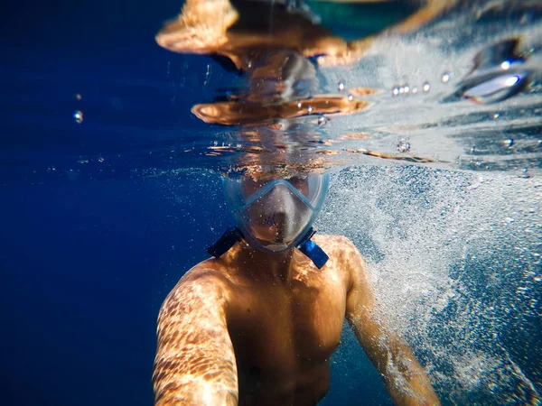Jovem snorkeling e fazer selfie — Fotografia de Stock