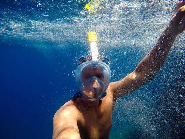 Entdecker macht Selfie unter Wasser — Stockfoto