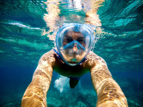 Adam bir sualtı selfie yapma — Stok fotoğraf