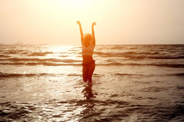 Donna che si diverte in mare al tramonto — Foto Stock