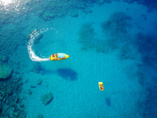 Barco de velocidad con bote de remos en el mar — Foto de Stock