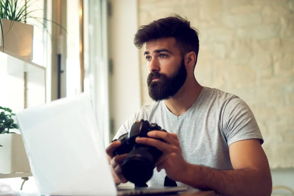 Fotógrafo con barba sosteniendo cámara —  Fotos de Stock