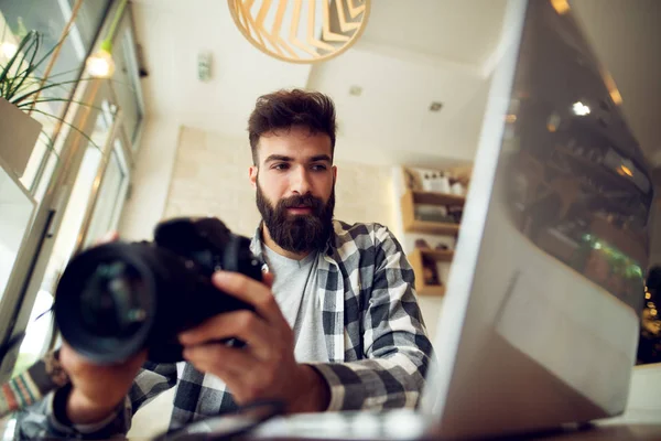 Joven fotógrafo sosteniendo cámara —  Fotos de Stock