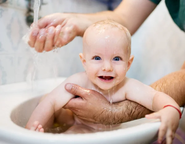かなり笑みを浮かべて赤ちゃんの入浴 — ストック写真