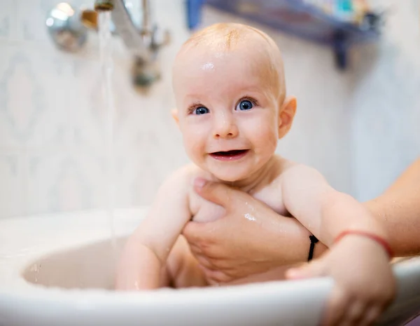 かなり笑みを浮かべて赤ちゃんの入浴 — ストック写真