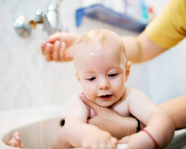 Szép baba véve fürdő — Stock Fotó