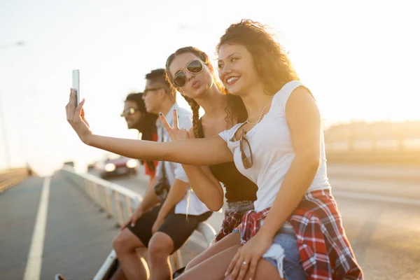 Twee meisjes die selfie — Stockfoto