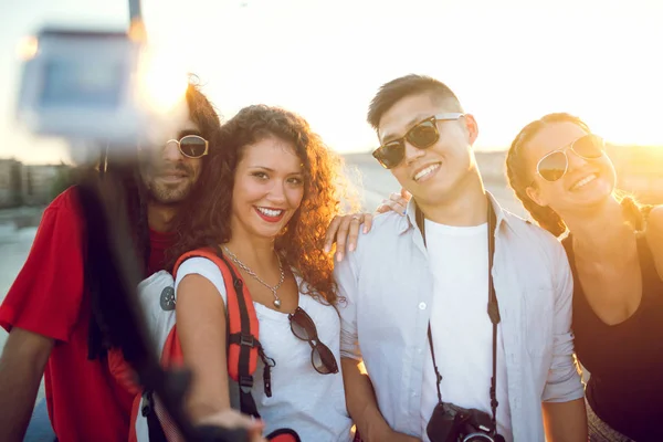 Jóvenes turistas tomando selfie — Foto de Stock
