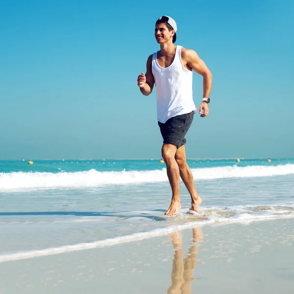 ビーチでジョギング男 — ストック写真