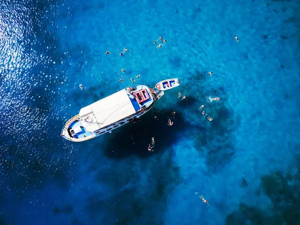 Turistas nadando en el mar cerca de velero — Foto de Stock
