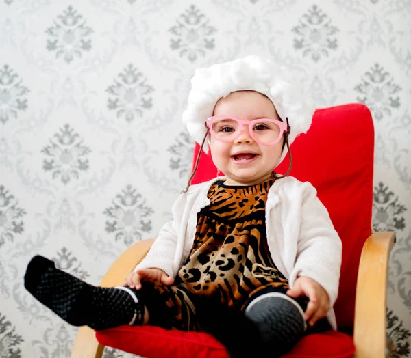 Bonito bebê menina sentado na cadeira — Fotografia de Stock