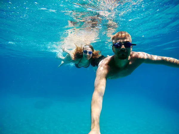 水中カップル撮影 selfie — ストック写真
