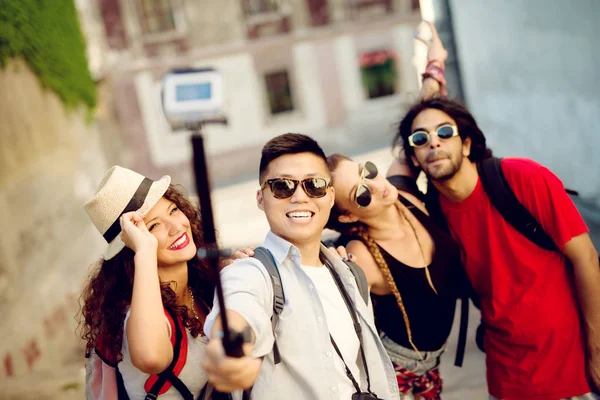 Grupo de amigos tomando selfie con palo —  Fotos de Stock