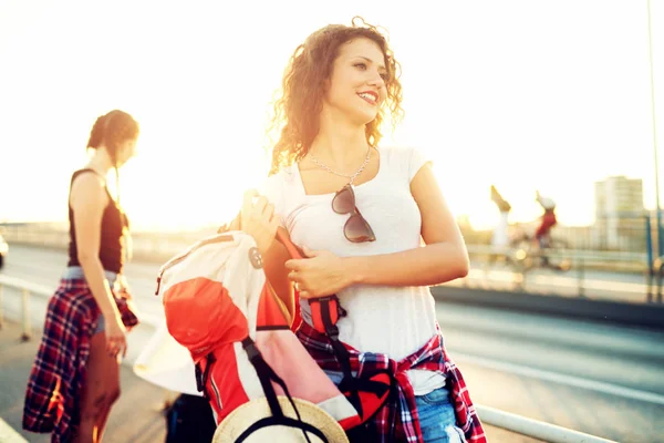 Menina encaracolado com mochila de viagem — Fotografia de Stock