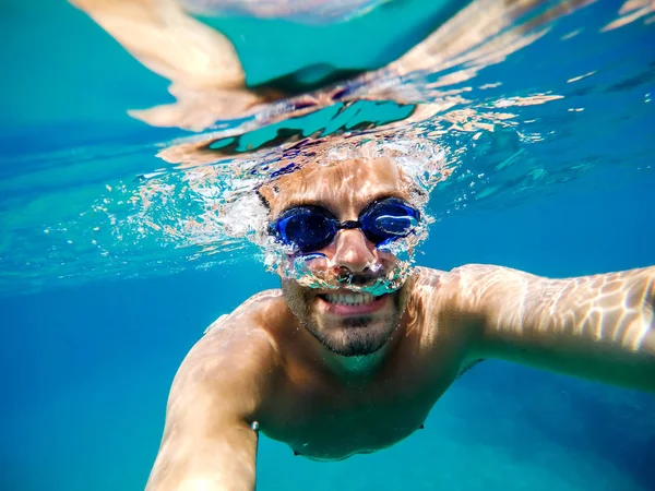 Muž vezme selfie fotografie pod vodou — Stock fotografie