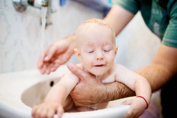 Ayah mandi bayi lucu — Stok Foto