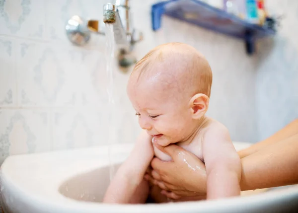 Anya fürdés aranyos baba — Stock Fotó