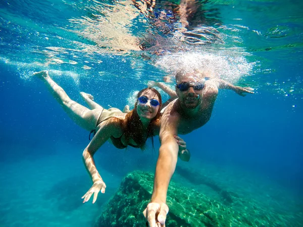 Couple taking selfie underwater — Stock Photo, Image