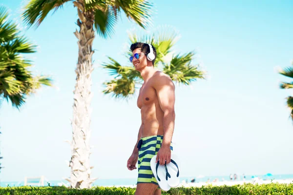 Kumsalda yürüyen sportif adam — Stok fotoğraf