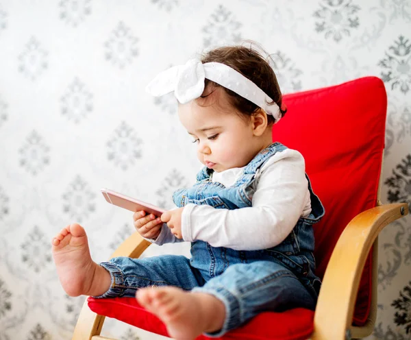 Niña con smartphone —  Fotos de Stock