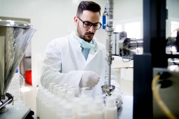 Cientista fazendo pesquisa em laboratório — Fotografia de Stock