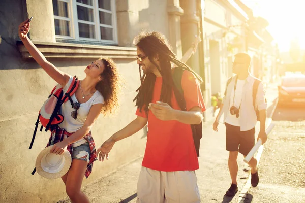 Grupo de amigos felices que viajan por la ciudad —  Fotos de Stock