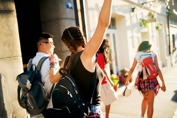 Groep vrienden reizen in stad — Stockfoto