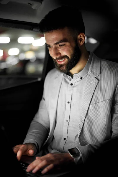 Bonito homem de negócios no carro — Fotografia de Stock