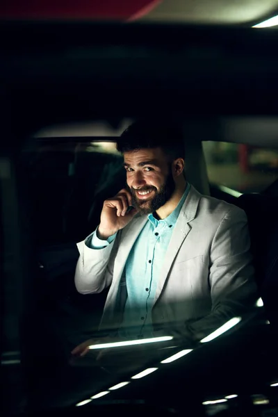 Bonito homem de negócios no carro — Fotografia de Stock