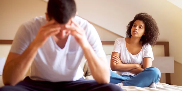 Pareja joven en el dormitorio — Foto de Stock