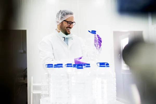 Scientist checking quality of water — Stock Photo, Image