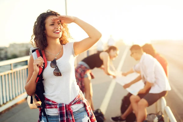 Skupina happy přátel, kteří cestují v městě — Stock fotografie