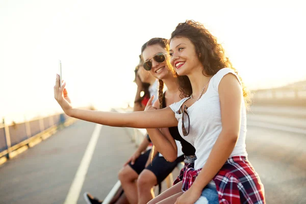 Group of happy friends travelling in city — Stock Photo, Image