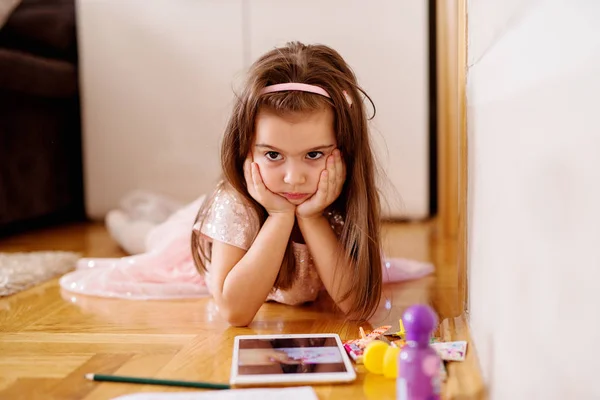 Klein meisje met tablet pc — Stockfoto