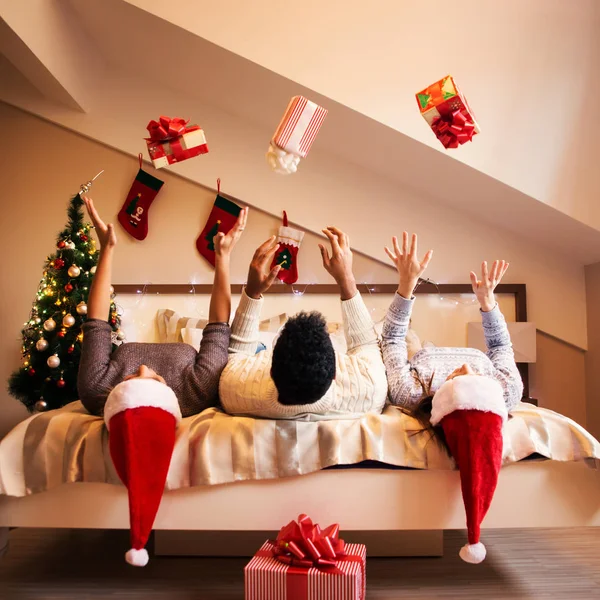 Glada vänner firar jul — Stockfoto