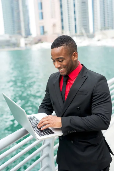 Geschäftsmann im Anzug mit Laptop — Stockfoto