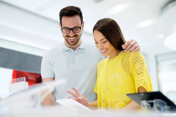 Pareja joven en tienda de electrónica — Foto de Stock