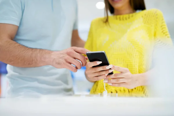 Pareja joven en tienda de electrónica — Foto de Stock