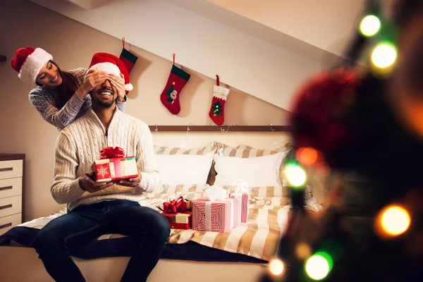 Glückliches Paar genießt Weihnachten — Stockfoto