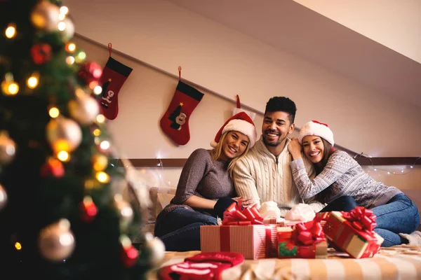 Happy přátelé, Vánoce se těší — Stock fotografie