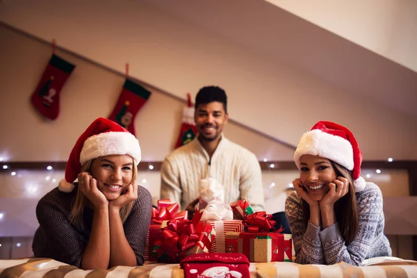 Glada vänner njuter av julen — Stockfoto