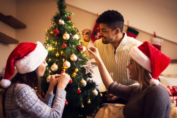 快乐的朋友装饰圣诞树 — 图库照片