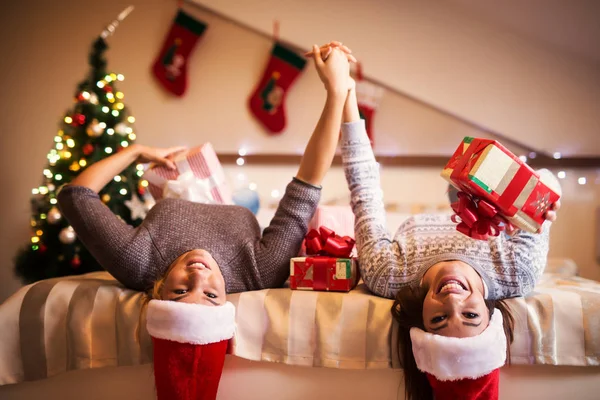 Dois amigos comemorando o Natal — Fotografia de Stock