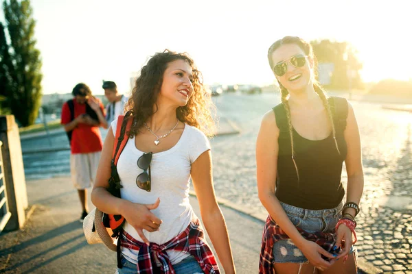 Group of happy friends travelling in city — Stock Photo, Image