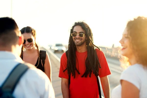 Grupo de amigos felizes viajando na cidade — Fotografia de Stock